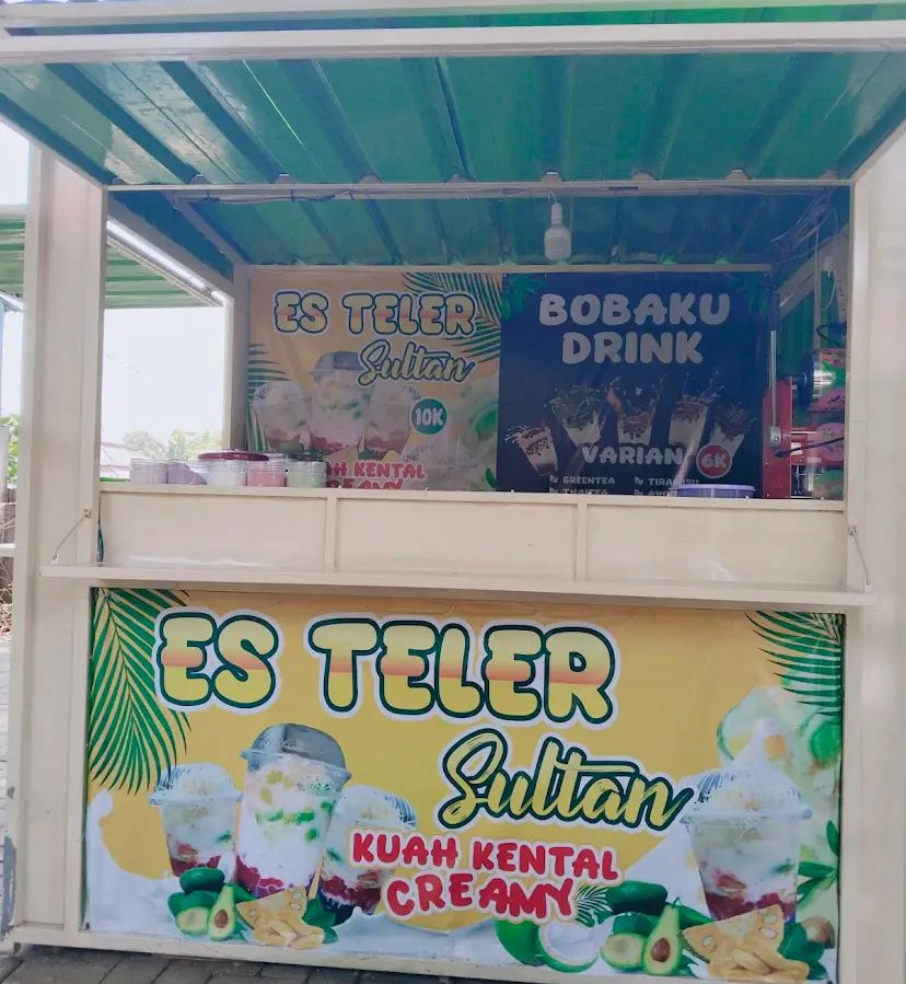 Segelas es teler dengan potongan alpukat, kelapa muda, dan nangka yang menyegarkan.