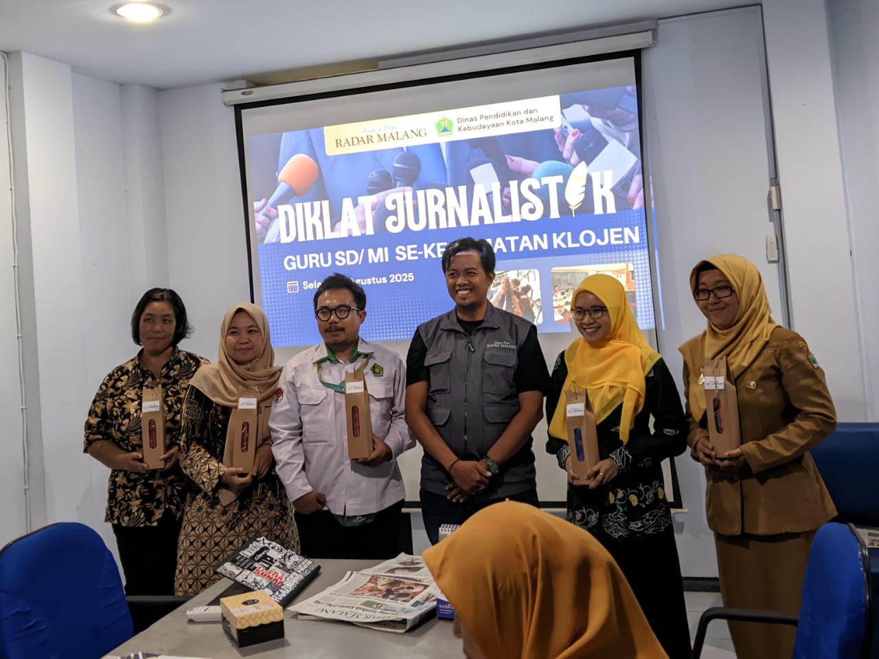 SEMANGAT LITERASI: Hadiah eksklusif dari Jawa Pos Radar Malang untuk tulisan terbaik saat Diklat Jurnalistik Guru SD/MI se-Kecamatan Klojen, Selasa (19/8).