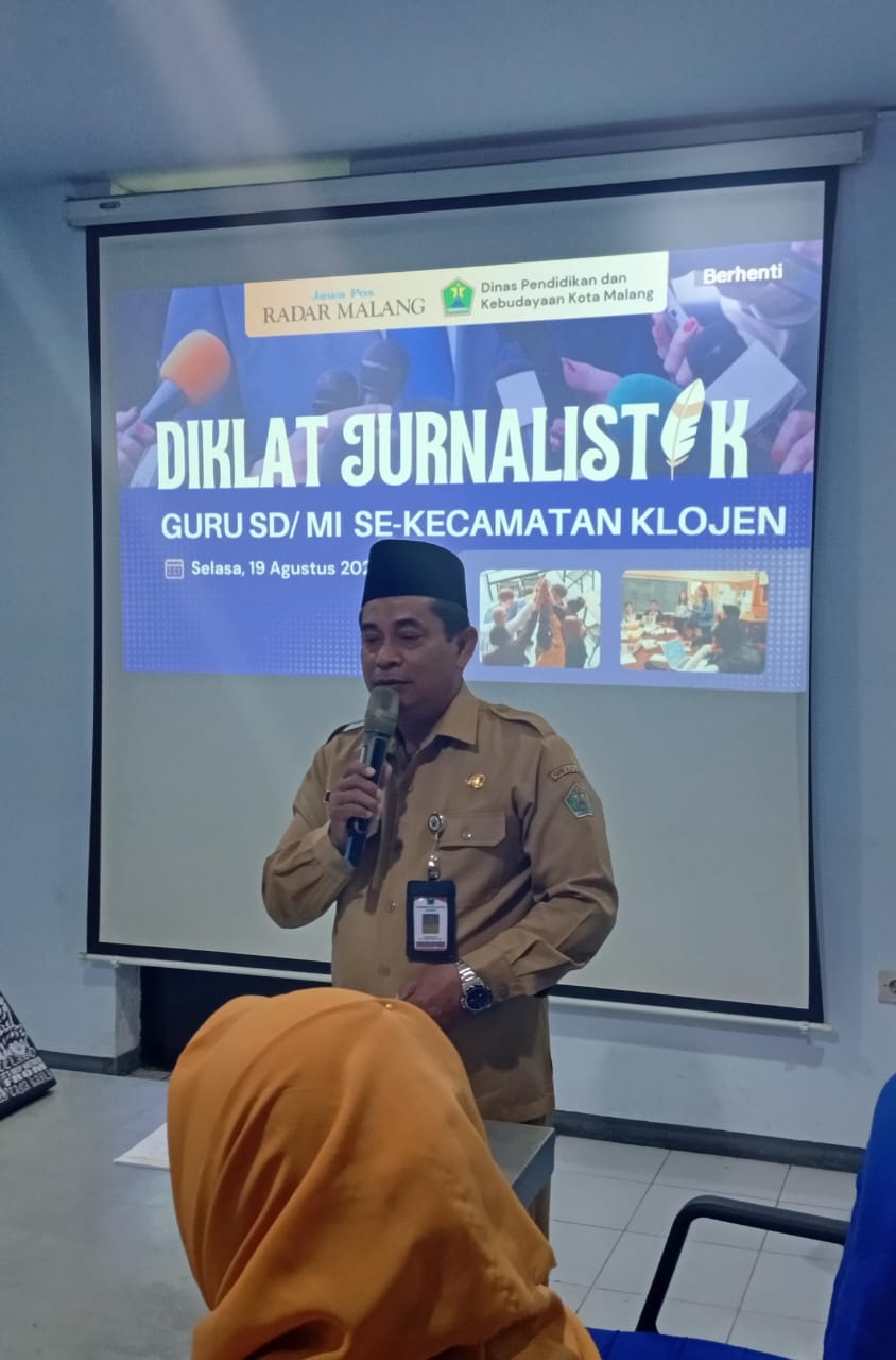 PANUTAN: Ketua K3S Klojen Sarengat SPd hadir untuk membuka acara dan memotivasi peserta diklat di Kantor Jawa Pos Radar Malang.