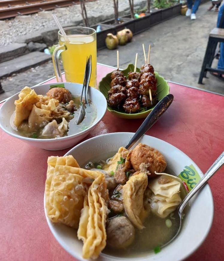 LEZAT: Menikmati bakso khas Malang adalah kegiatan yang wajib kalian coba saat mengunjungi Malang.