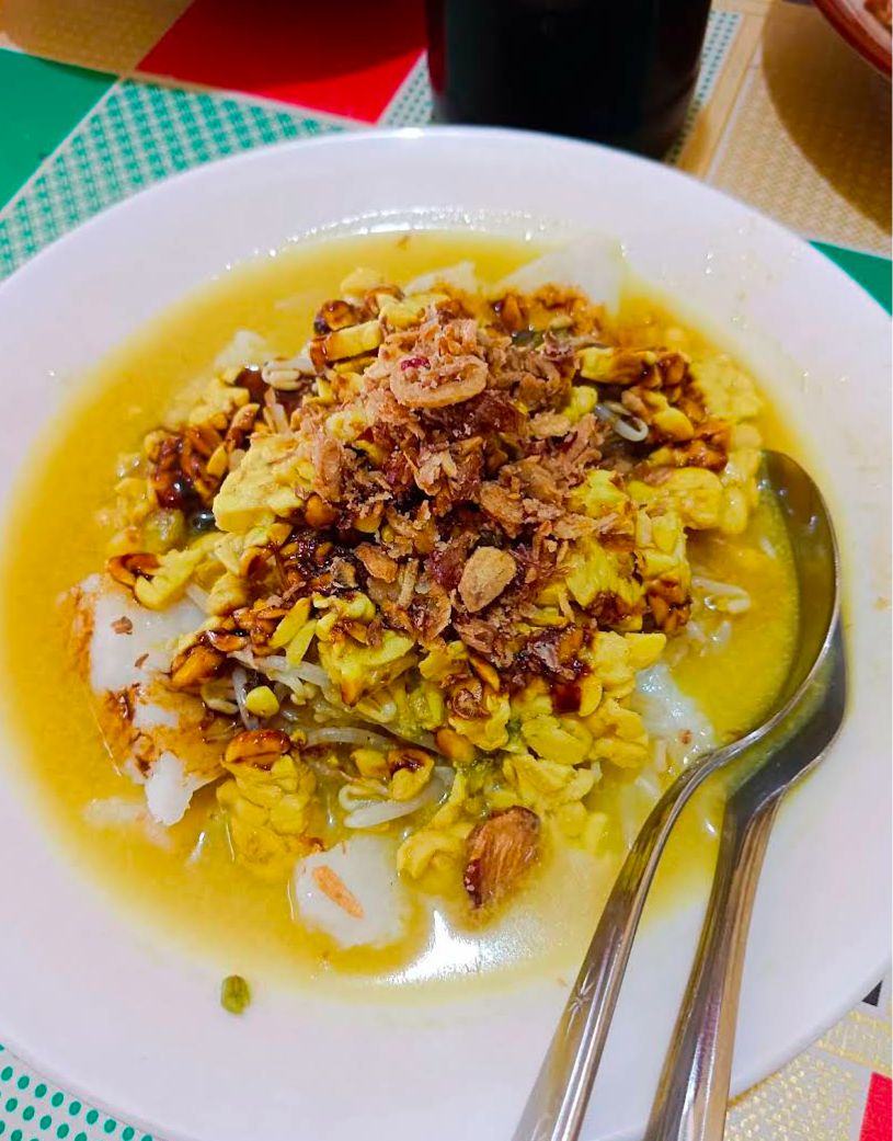 NIKMAT: Orem-orem adalah masakan khas Kota Malang berupa irisan tempe goreng yang disajikan dengan kuah santan kuning kental, ketupat, dan tauge.