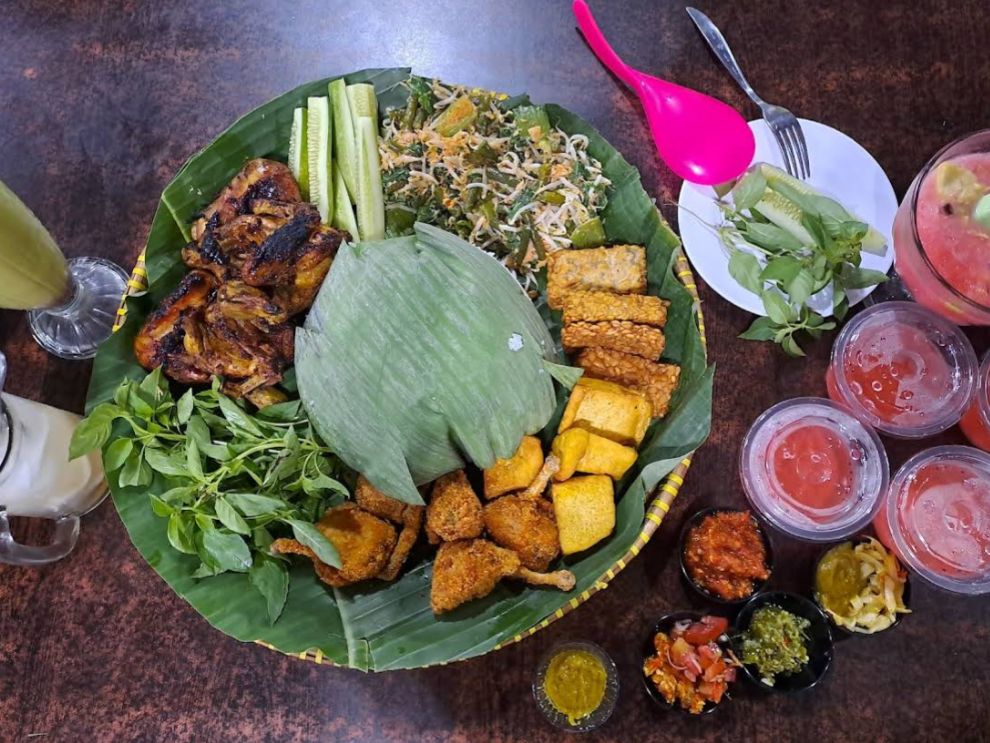 SANTAI: Menikmati waktu bersama keluarga dengan mengunjungi berbagai tempat kuliner di Kepanjen Malang.