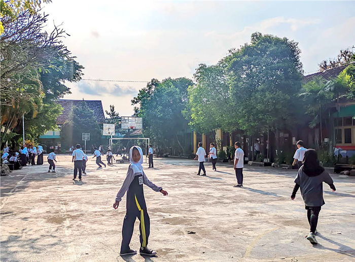 TUNGGU KEJELASAN: Pelajar SMPN 4 Malang memanfaatkan waktu istirahat dengan bermain di halaman sekolah, pekan lalu.