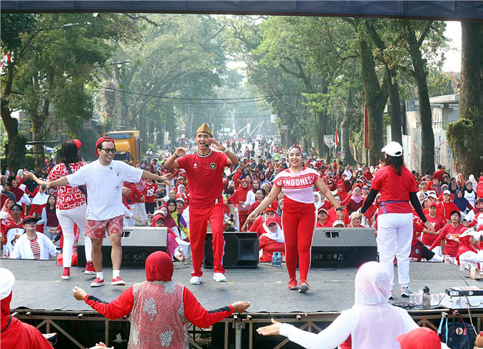 MEMBELUDAK: Para peserta senam di area Car Free Day (CFD) kompak mengenakan baju berwarna merah bernuansa kemerdekaan.
