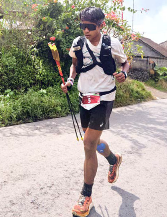 MENGUJI DAYA TAHAN: Aksi Akhmad Nizar melahap trek BTR 2025 sambil melawan rasa sakit akibat cedera lutut.