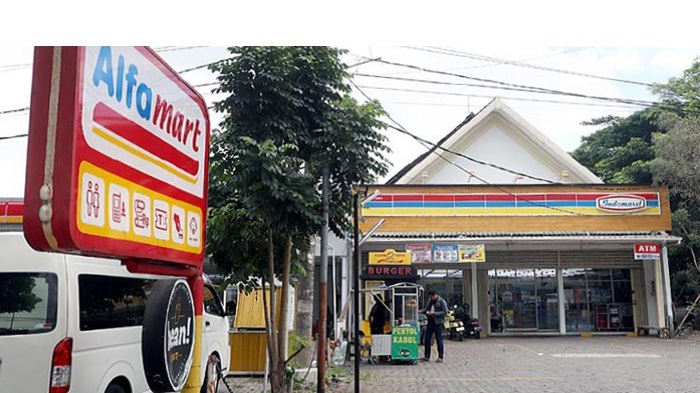 MENJAMUR: Dua toko minimarket di Kecamatan Kedungkandang itu lokasinya bersebelahan.