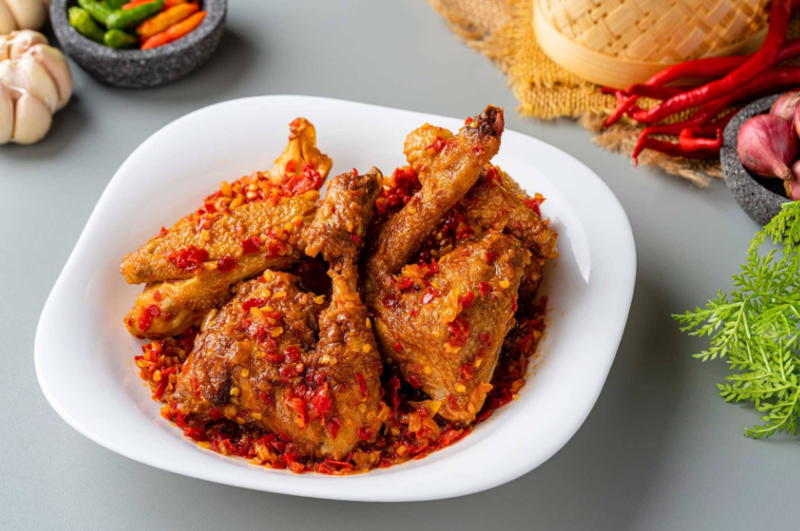 PEDAS SEDAP: Nasi bali ayam yang kaya akan rempah