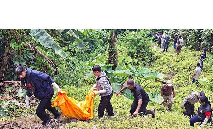 MEDAN TERJAL: Proses evakuasi korban dilakukan relawan di bantaran Sungai Bango, Polehan, Kecamatan Blimbing, kemarin siang (19/8).