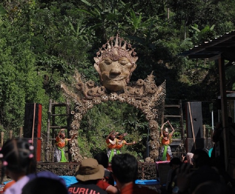 ARTISTIK: Malam puncak diisi oleh penampilan dari beragam komunitas, mulai dari Sanggar Tari Arjuna, JALAKATA, hingga Sarasuni yang baru saja sukses membawa karya mereka ke Belanda.