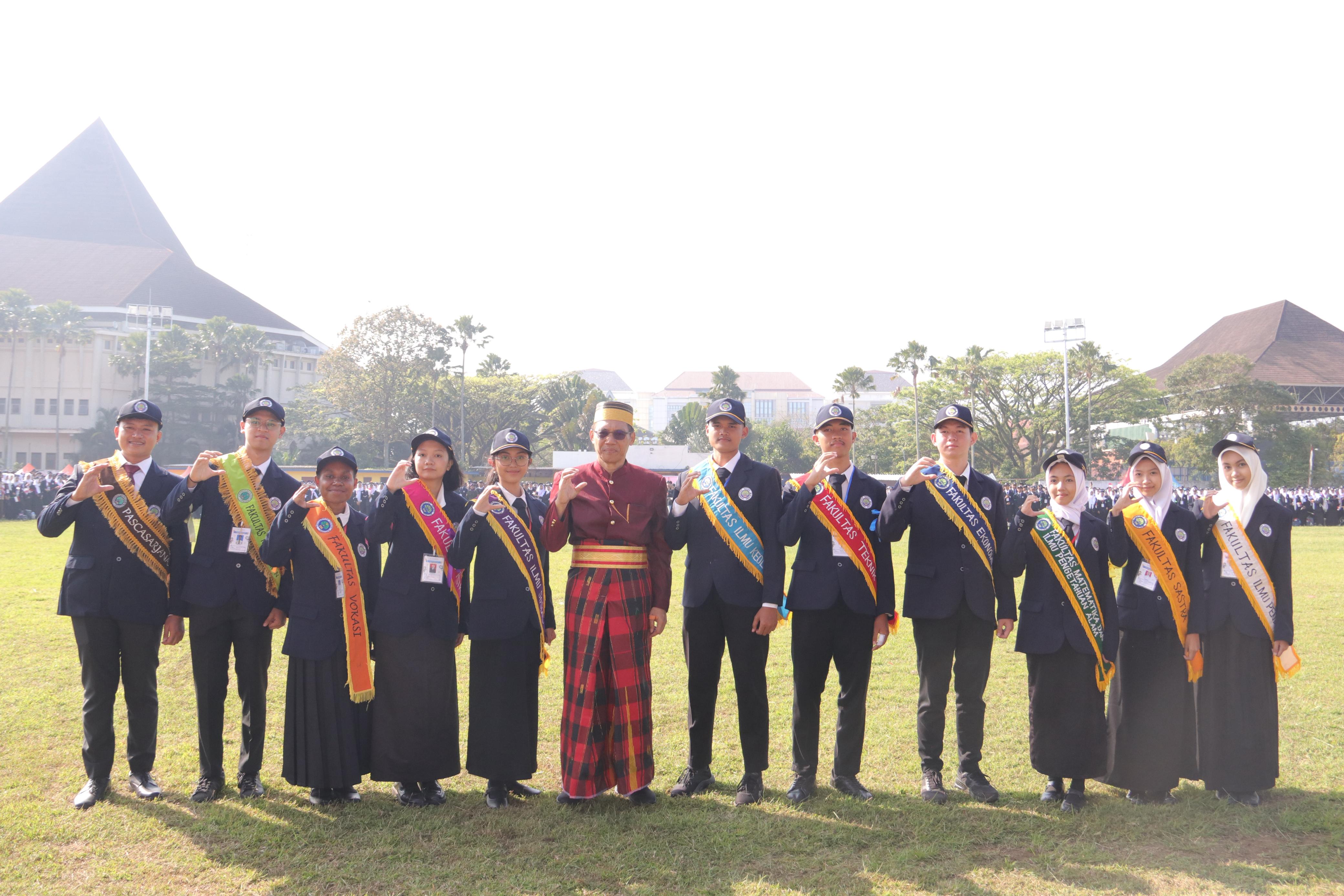 SOLID: Rektor UM Prof Hariyono MPd (tengah) foto bersama perwakilan mahasiswa baru dari 11 fakultas.