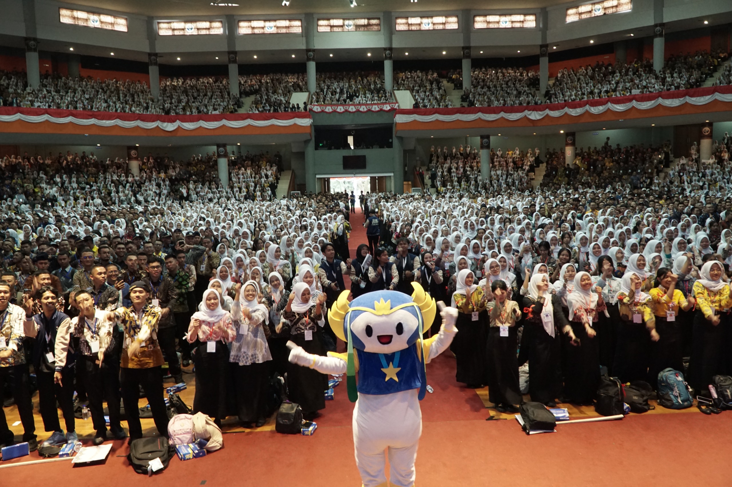 MENGHIBUR: Cakra, maskot UM melakukan flashmob bersama maba.
