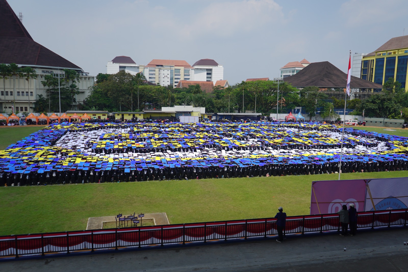 KOMPAK: Mahasiswa baru UM melakukan pertunjukan papershow dengan beragam tampilan.