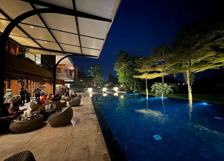 MENAKJUBKAN: Djati Lounge, Salah satu rekomendasi resto di Malanh dengan view kolam renang cantik yang&nbsp;wajib&nbsp;kamu&nbsp;coba
