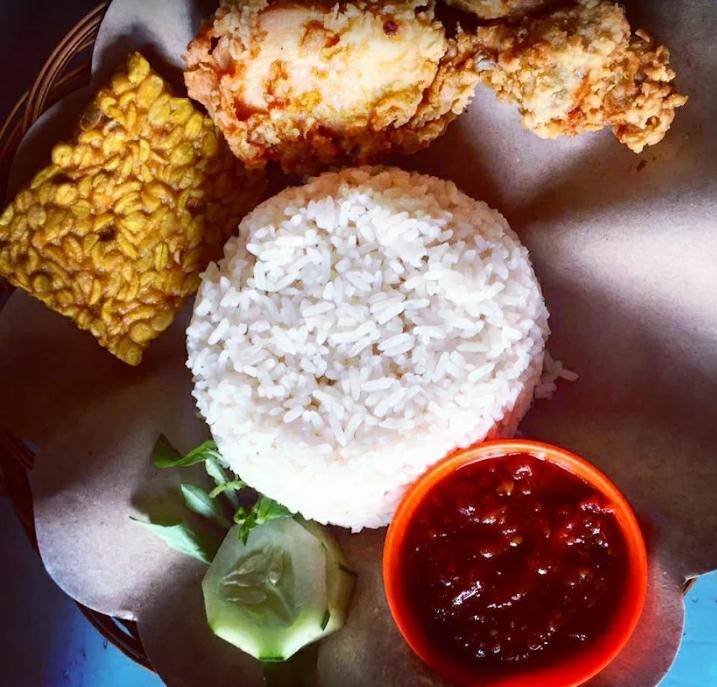 MENGGODA: Lalapan Cak Qodir, salah satu rekomendasi warung lalapan di Lowokwaru yang menjadi kuliner khas anak kos karena&nbsp;murah&nbsp;dan&nbsp;enak