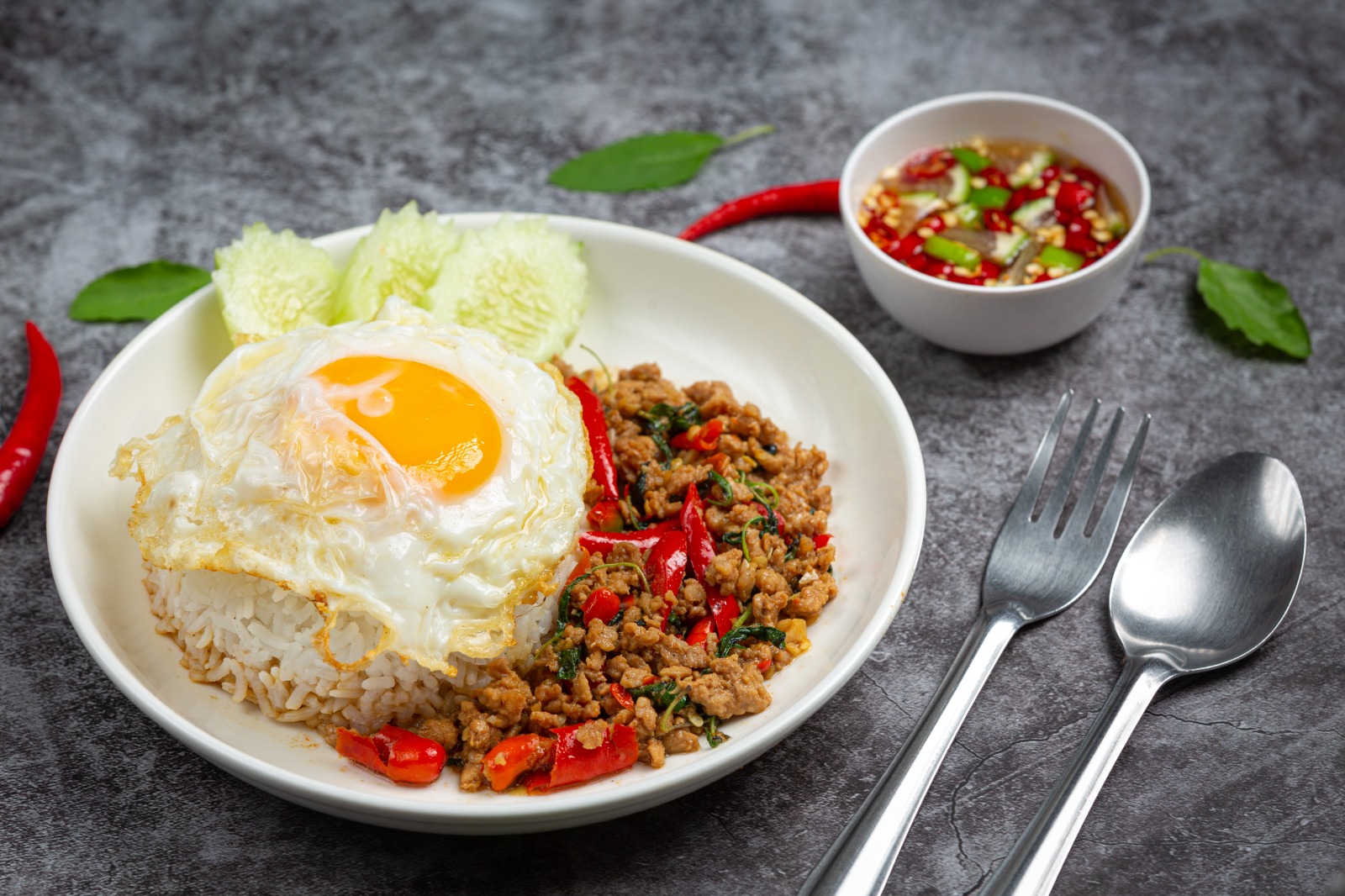 NIKMAT: Menyantap makanan pedas yang hangat disaat cuaca sedang dingin atau hujan.