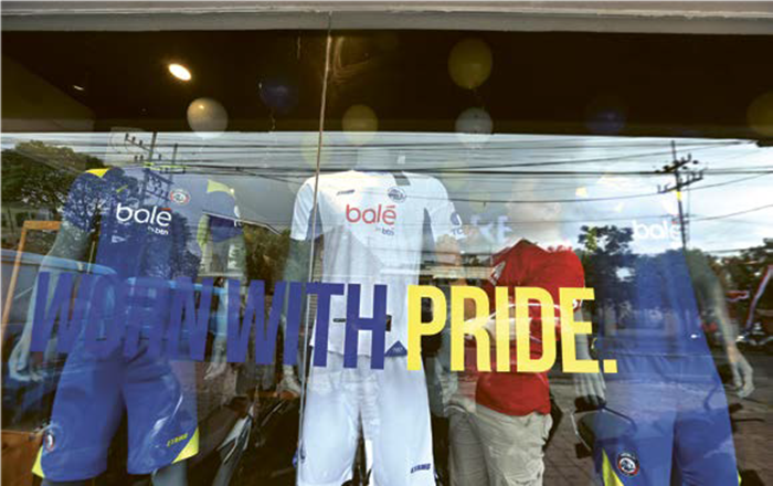 DAPAT BERKAH: Kostum home dan away Singo Edan masih tersedia di Store Arema, kemarin.