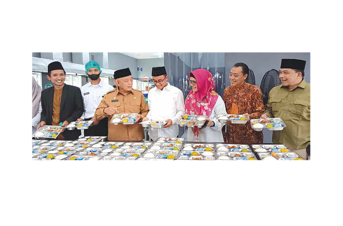 PENINGKATAN GIZI: Bupati Malang H M. Sanusi memeriksa menu Makan Bergizi Gratis (MBG) di dapur umum SPPG Yayasan Hasyim Asy&rsquo;ari, Desa Sukosari, Kecamatan Godanglegi kemarin.