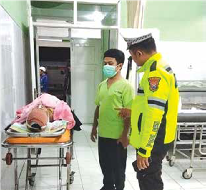 KECELAKAAN: Anggota Satlantas Polres Malang menjenguk Ananda Maulidatul Aulia yang menjalani perawatan di RSUD Kanjuruhan kemarin.