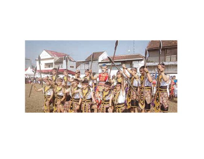 KOLOSAL: Siswa-siswi SMKS Brantas Karangkates mengenakan busana ala kerajaan di Lapangan Kawi, Desa Sumberpucung, Kecamatan Sumberpucung, Minggu lalu (17/8).