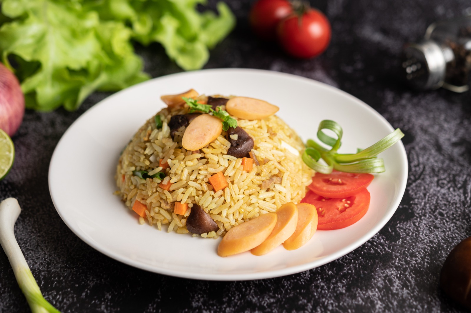 MUSIM HUJAN: Dinginnya hujan enaknya makan yang hangat-hangat seperti nasi goreng.