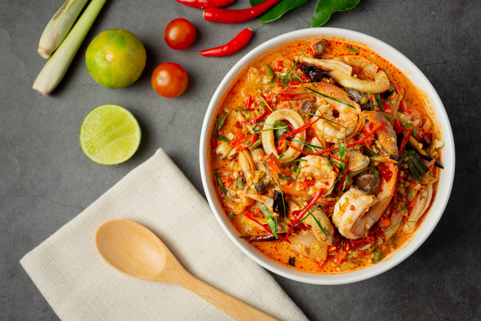 LEZAT: Menyantap hangatnya makanan pedas, terutama tomyum dan seblak disaat hujan.
