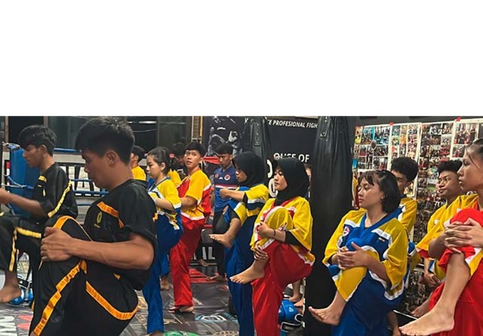 CARI TANTANGAN BARU: Atlet Kickboxing Kota Malang melakukan pemanasan sebelum latihan di NakMuay Gym, Kecamatan Sukun, pekan lalu.