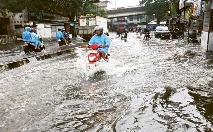LANGGANAN BANJIR: Pengendara sepeda motor nekat menerjang genangan di Jalan Sartono, Sukoharjo, Klojen, Februari lalu.