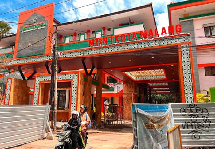 PEREMAJAAN: Bagian depan MTsN 1 Kota Malang mendapat perbaikan kemarin.