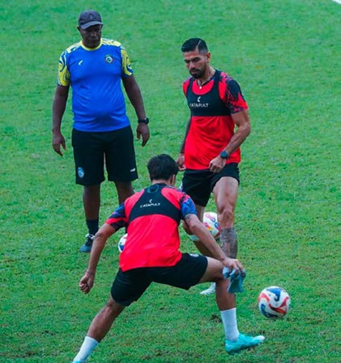 TUNGGU 100 PERSEN: Julian Guevara (kanan) melepaskan umpan dalam sesi latihan Arema FC di Stadion Gajayana, Selasa lalu (19/8).