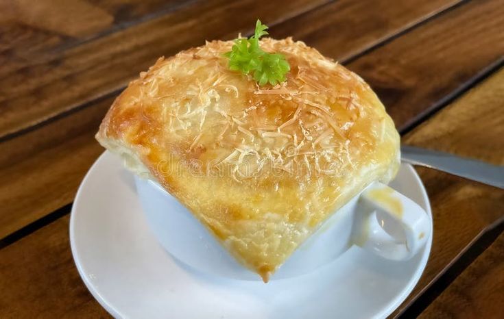 HANGAT: Semangkuk zuppa soup dengan pastry renyah dan sup creamy gurih jadi sajian pas untuk dinikmati di Malang.