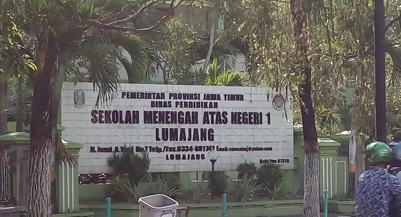 Cafe dengan nuansa modern yang jadi pilihan nongkrong pelajar SMAN 1 Lumajang.