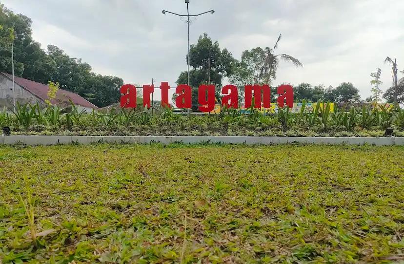 Deretan jajanan kaki lima yang selalu ramai di sekitar Taman Arta Gama Lumajang.