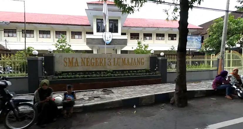 Suasana tempat makan dekat SMAN 3 Lumajang yang ramai dikunjungi pelajar.