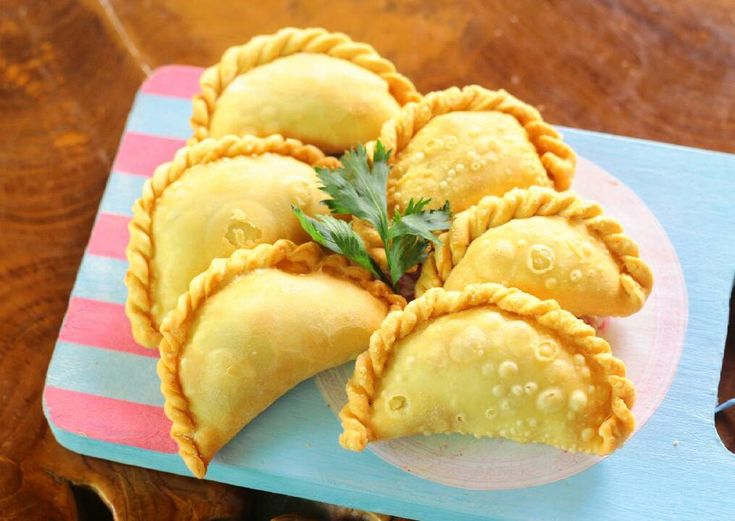 LEGENDA: Pastel gurih dengan harga ramah di Malang bikin jajanan ini jadi favorit semua kalangan