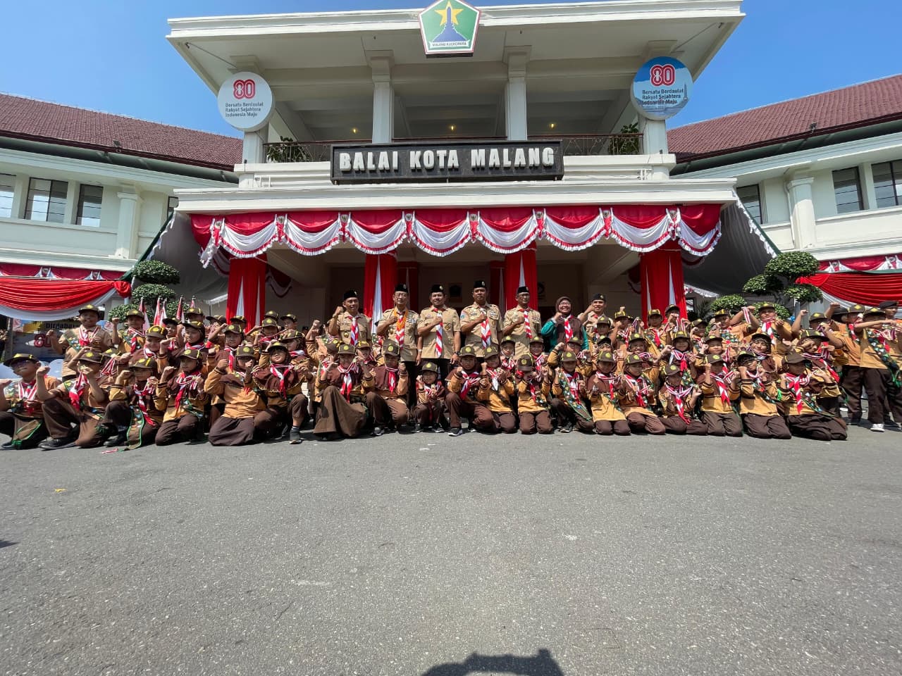 TERBAIK: Kepala SD Islam Sabilillah Malang Qoniah Agustina SPd (baju hijau) bersama 81 siswa yang dikukuhkan sebagai Pramuka Garuda Golongan Siaga, Selasa (19/8).