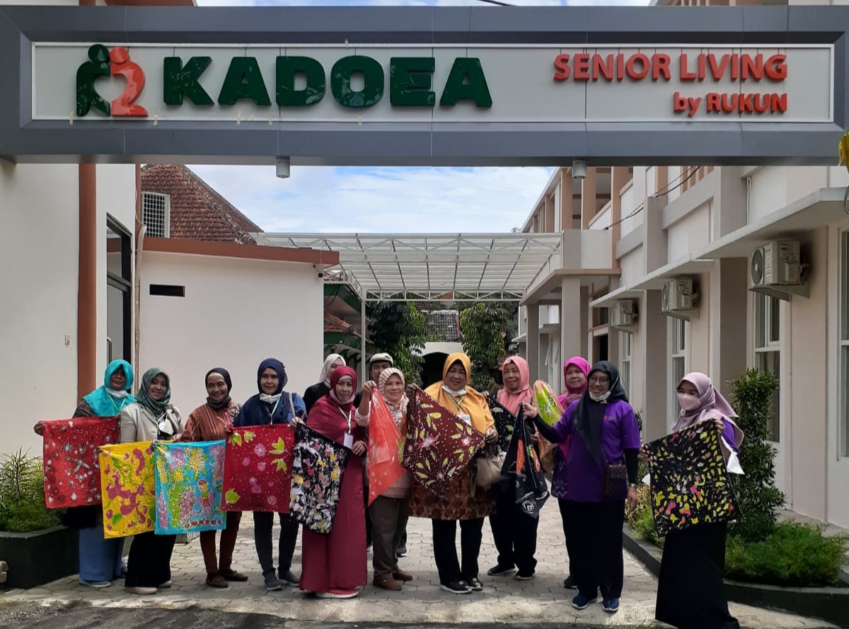 BAHAGIA: Salah satu kegiatan di Kadoea Senior Living untuk memberikan pelayanan terbaik untuk para costumer.