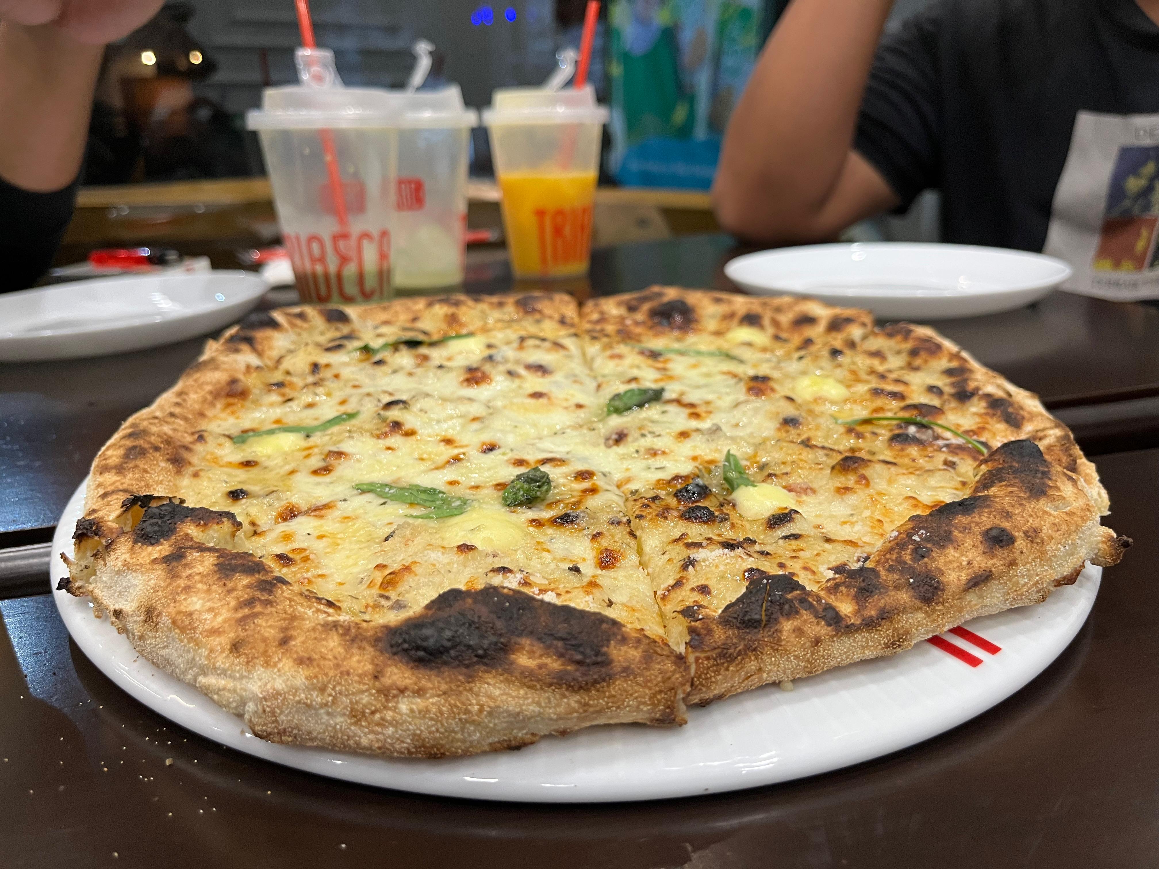 LEZAT: Pizza khas Italia di Tribeca, cita rasa internasional yang ramah di lidah lokal.