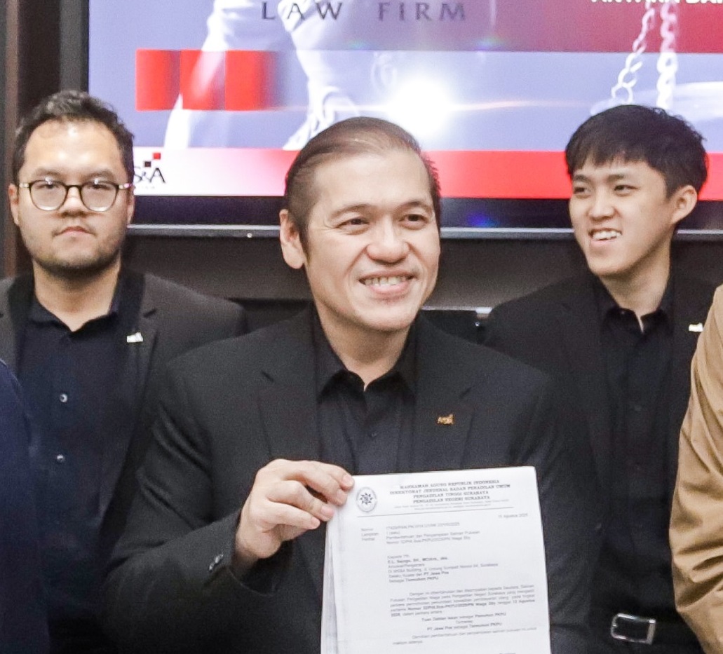 JALUR HUKUM: Pengacara PT Jawa Pos E.L. Sajogo saat memberikan keterangan.