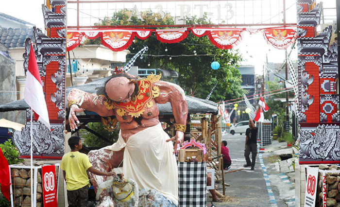 PERSIAPAN SATU BULAN: Salah satu RT di RW 11 Villa Bukit Tidar, Lowokwaru menghias kampungnya seperti Desa Adat Penglipuran, Bali. Total ada 11 RT yang berpartisipasi dalam Festival Kampoeng Klasik Nu