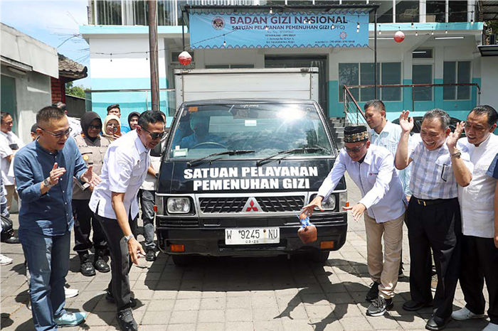 KEDUA DI KLOJEN: Wali Kota Malang Wahyu Hidayat (depan, dua dari kiri) dan Makhrus Soleh (depan, tiga dari kanan) memecahkan kendi sebagai simbol peresmian SPPG Morse di Kecamatan Klojen, kemarin sian