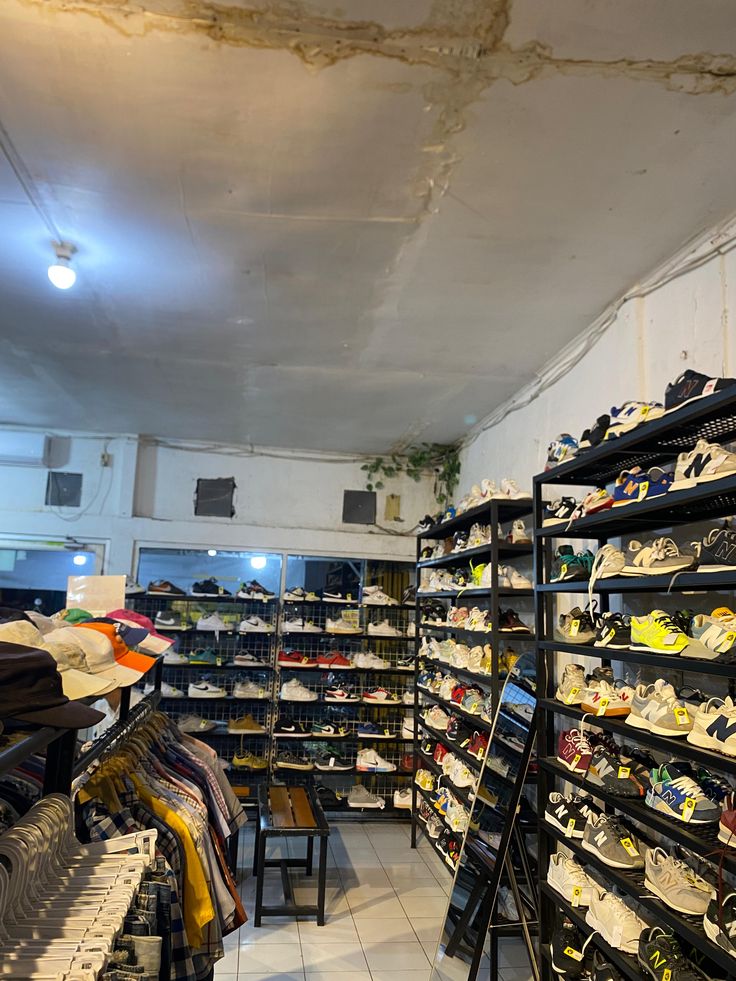 KOLEKSI KEREN: Tempat thrift sepatu di Malang ini bisa jadi pilihan untuk mendapatkan sneakers maupun casual shoes berkualitas dengan harga terjangkau
