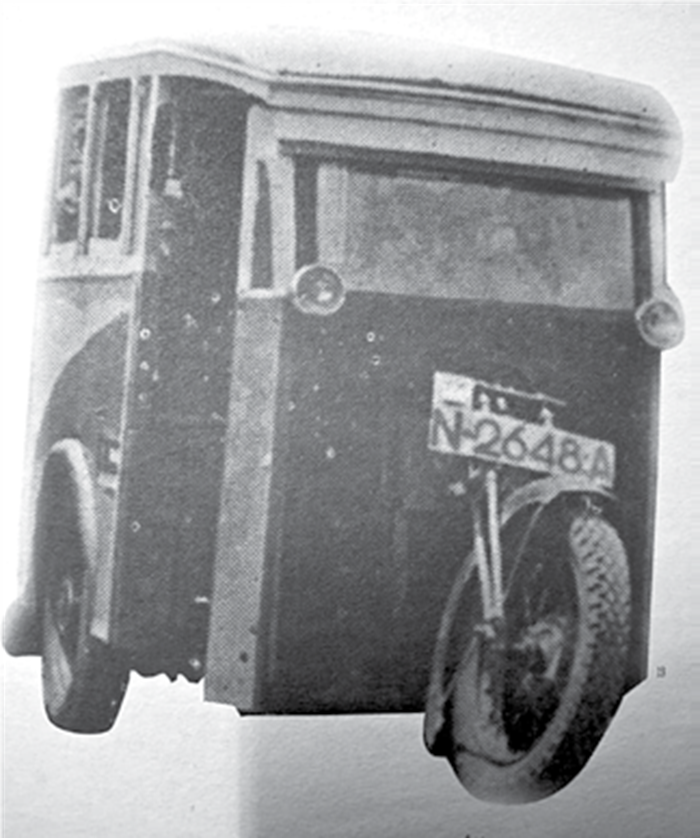 TETAP EKSIS: Angkot trayek Arjosari-Mergosono-Gadang (AMG) melintas di Jalan Pasar Besar kemarin. Foto kiri, wujud transportasi demmo yang mengaspal di Kota Malang pada 1931 silam.