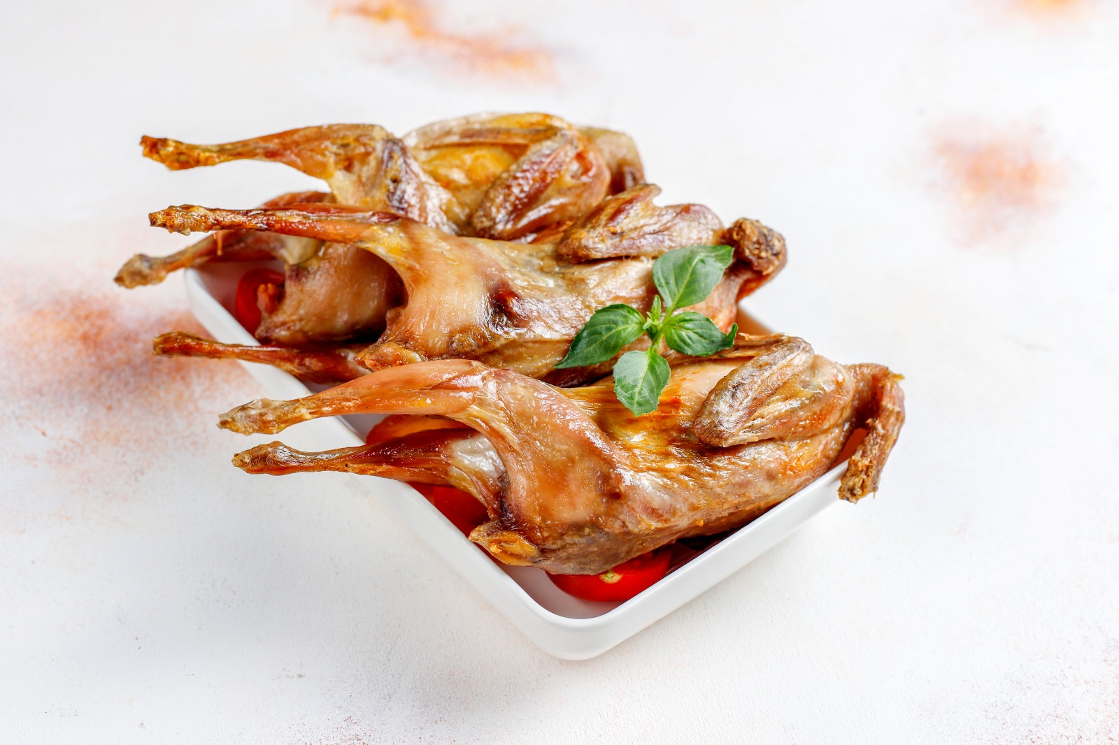 LEZAT: Menikmati kuliner khas Tiongkok yaitu bebek peking dengan rasa gurih nikmatnya.