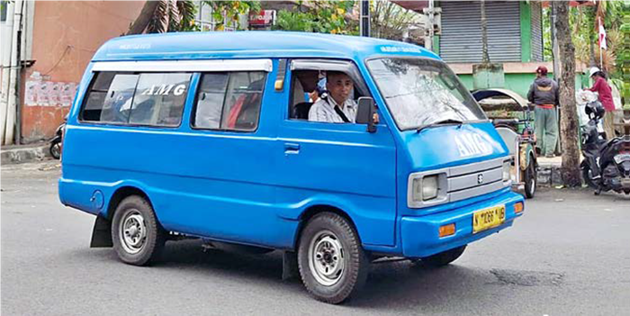 TETAP EKSIS: Angkot trayek Arjosari-Mergosono-Gadang (AMG) melintas di Jalan Pasar Besar kemarin. Foto kiri, wujud transportasi demmo yang mengaspal di Kota Malang pada 1931 silam.