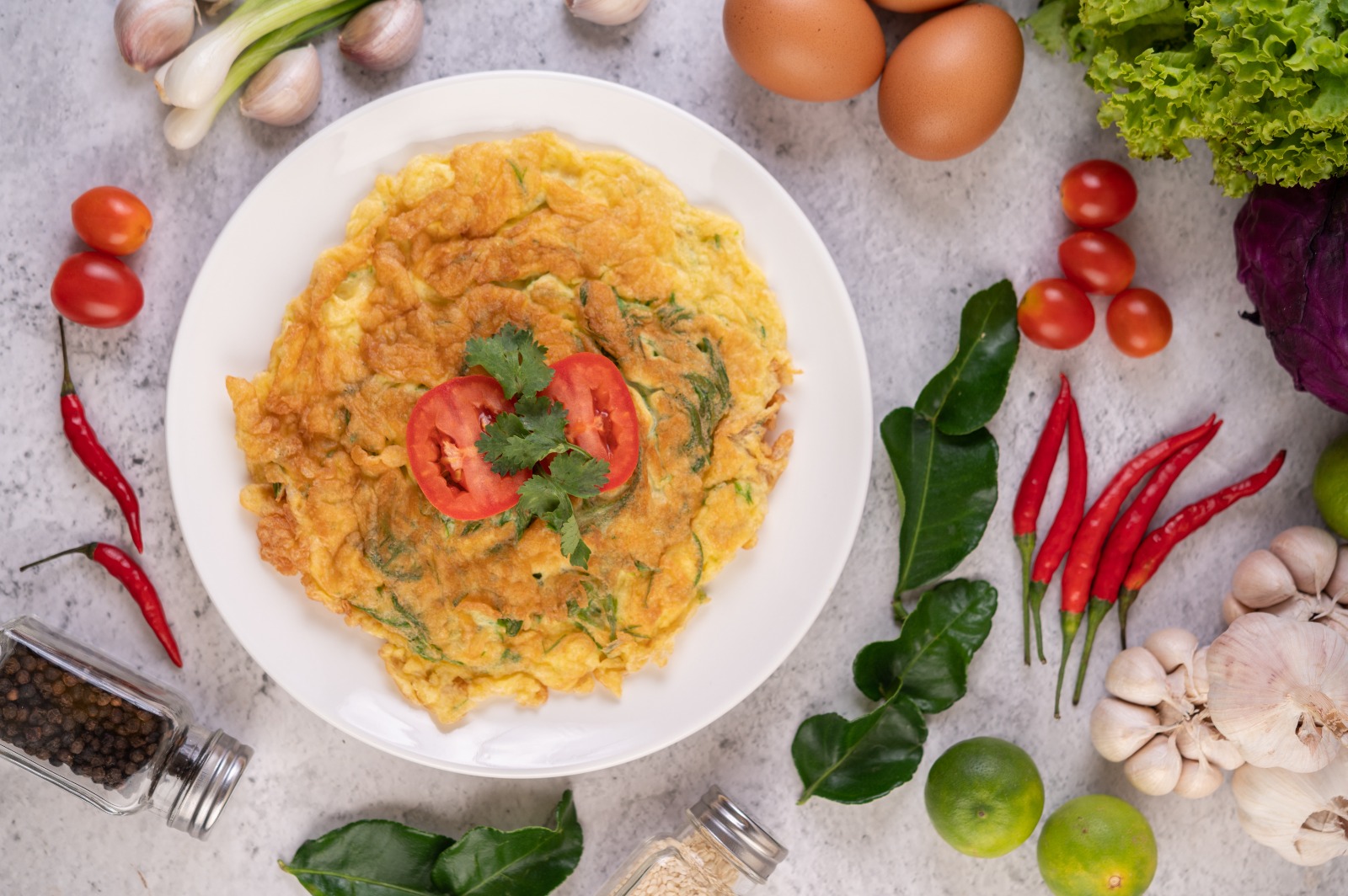 BIKIN NGILER: Menikmati sajian makanan khas Tiongkok yaitu fuyunghai yang nikmat.