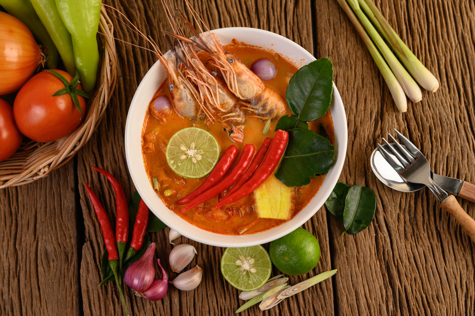 NIKMAT: Menikmati hidangan khas Thailand yang menggoda lidah.