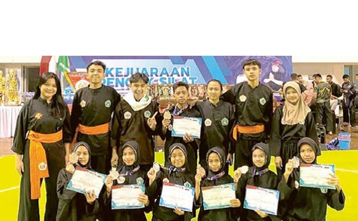 JAGA EKSISTENSI: Siswa-siswi MTs Hasyim Asy&rsquo;ari Malang menunjukkan raihan medali setelah jadi juara di Pencak Silat Malang Championship 5.