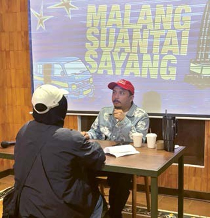 Sal Priadi menceritakan lagunya kepada Jurnalis Jawa Pos Radar Malang Nahdiatul Affandiah.