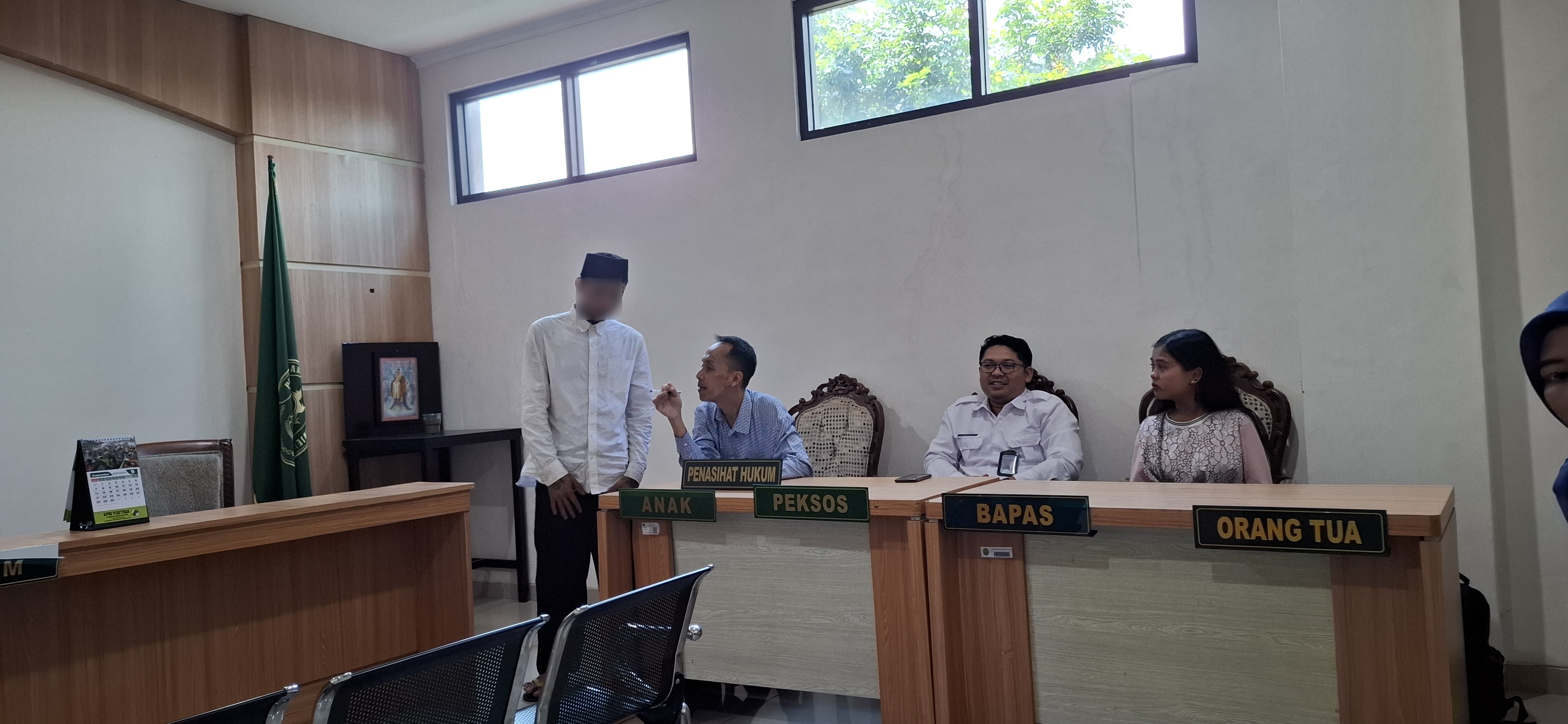 TERDAKWA PENCURIAN: Remaja berinisial KF asal Desa Sawahan, Kecamatan Turen menjalani sidang di Pengadilan Negeri (PN) Kepanjen kemarin.