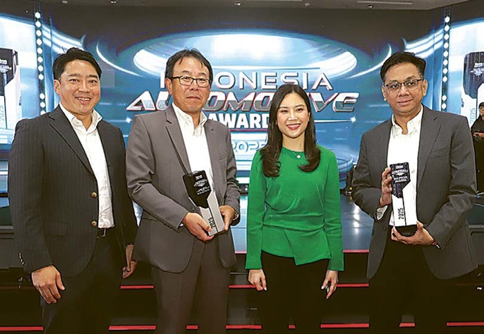 MEMBANGGAKAN: Pimpinan PT Mitsubishi Motors Krama Yudha Sales Indonesia (MMKSI) setelah menerima dua penghargaan di Indonesia Automotive Awards 2025.